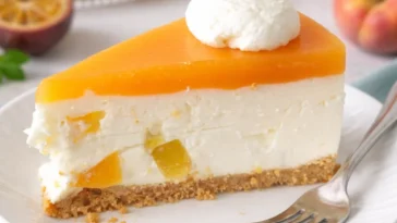 Pfirsich Maracuja Torte mit frischen Früchten und Sahne dekoriert.