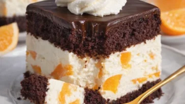 Pfirsich mit Schokolade als köstlicher Snack oder Dessert
