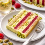 Leckere Pistazien-Himbeertorte mit frischen Himbeeren und Pistazien