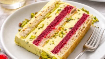 Leckere Pistazien-Himbeertorte mit frischen Himbeeren und Pistazien