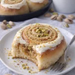 Schmackhafte Pistazienrollen auf einem weißen Teller