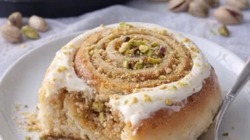 Schmackhafte Pistazienrollen auf einem weißen Teller