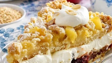 Traditionelle Prassel-Bauerntorte mit frischen Zutaten serviert.