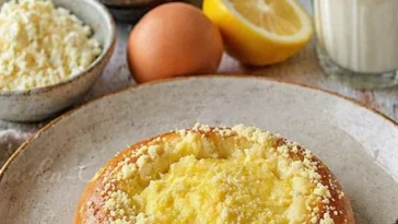Köstliche Pudding-Hefeteilchen, frisch gebacken und gefüllt mit Pudding.