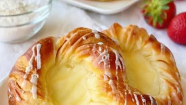 Leckere Puddingbrezel auf einem Teller, frisch aus dem Ofen.