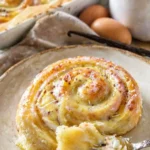 Deliziosa Puddingschnecken auf einem Teller serviert.
