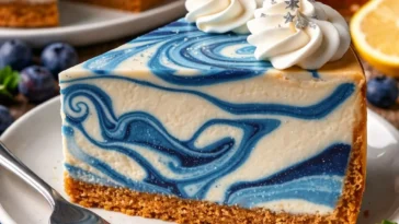 Ravenclaw Butterscotch-Käsekuchen mit dekorativen Galaxienmotiven