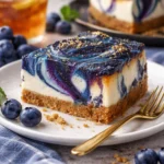 Ravenclaw Mitternachts-Blaubeer-Käsekuchen auf einem eleganten Teller präsentiert.