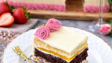 Rechteckige Torte mit dekorativen Herzen für feierliche Anlässe