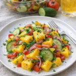 Erfrischender Mango-Salat mit Limetten-Dressing auf einem Teller