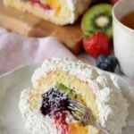 Regenbogen-Biskuitrolle mit Obst und Sahne-Wölkchen von Ina Isst