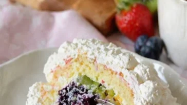 Regenbogen-Biskuitrolle mit Obst und Sahne-Wölkchen von Ina Isst