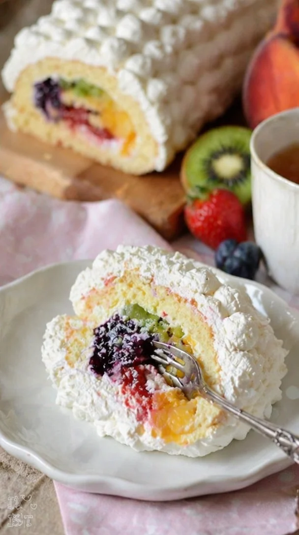 Regenbogen-Biskuitrolle mit Obst und Sahne-Wölkchen von Ina Isst