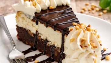 Leckere Brownie-Sundae-Kekse mit Eiscreme und Kirschen garniert