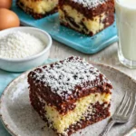Saftiger Bounty Kuchen vom Blech mit Kokos und Schokolade dekoriert