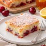 Saftiger Kirschkuchen mit Buttermilch auf einem Teller.