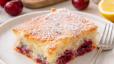 Saftiger Kirschkuchen mit Buttermilch auf einem Teller.