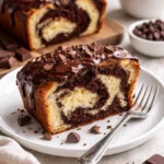 Saftiger Marmorkuchen auf einem Teller, ideal selbst gebacken.