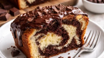 Saftiger Marmorkuchen auf einem Teller, ideal selbst gebacken.