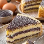 Saftiger Mohnkuchen mit Pudding und Schmand auf einem Teller
