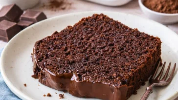 Saftiger Schokokuchen mit Schokoladenguss und frischen Früchten