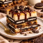 Schlampige Käsekuchenriegel auf einem Teller, ideal für süße Naschereien.