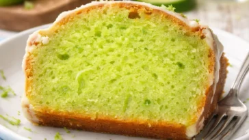 Schlüssel-Limetten-Poke-Kuchen mit frischem Limettengeschmack.