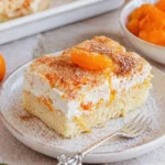 Schmandkuchen vom Blech, saftiger Kuchen mit Schmand und Früchten
