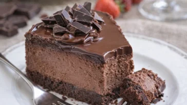 Schokoladen-Fudge-Trüffel-Käsekuchen mit reichhaltiger Schokoladenglasur