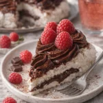 Schokoladen-Himbeer-Pavlova mit frischen Himbeeren und Schokoladensauce