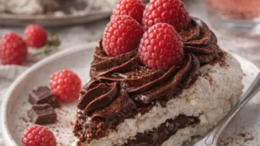 Schokoladen-Himbeer-Pavlova mit frischen Himbeeren und Schokoladensauce