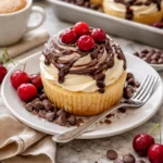 Leckere Schokoladen-Kirsch-Röllchen auf einem Teller.