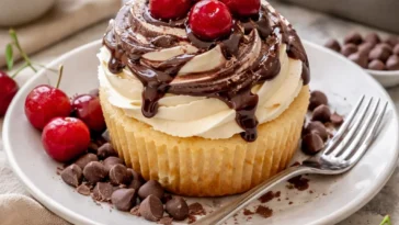 Leckere Schokoladen-Kirsch-Röllchen auf einem Teller.