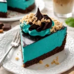 Leckere Schokoladenkekse Blondie und sahniger Käsekuchen auf einem Teller.