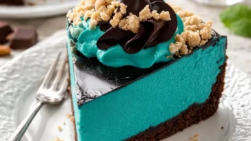 Leckere Schokoladenkekse Blondie und sahniger Käsekuchen auf einem Teller.