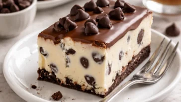 Käsekuchen-Riegel mit Schokoladenstückchen auf einem Teller serviert