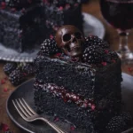 Schwarzer Samt Halloween Kuchen mit dekorativem Halloween-Motiv