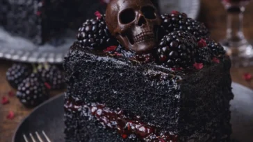 Schwarzer Samt Halloween Kuchen mit dekorativem Halloween-Motiv