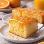 Sizilianischer Kuchen mit ganzen Orangen auf einem Teller serviert