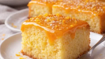 Sizilianischer Kuchen mit ganzen Orangen auf einem Teller serviert