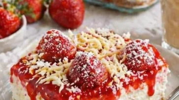 Spaghettieis Blechkuchen in einer Tasse serviert, perfekt für Desserts.