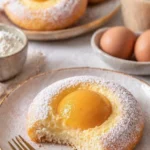 Leckere Spiegeleier Pudding Teilchen auf einem weißen Teller