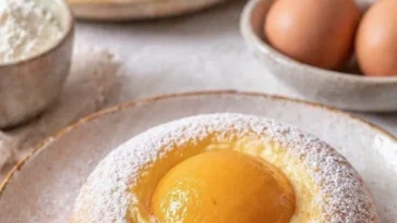 Leckere Spiegeleier Pudding Teilchen auf einem weißen Teller