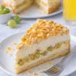 Leckere Stachelbeertorte mit frischen Stachelbeeren und Sahne
