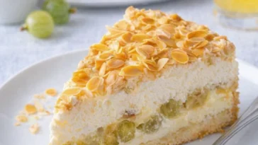 Leckere Stachelbeertorte mit frischen Stachelbeeren und Sahne