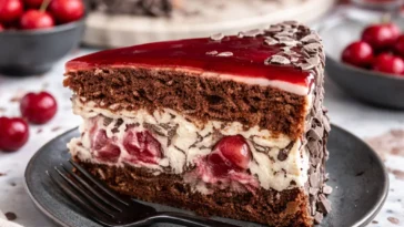 Stracciatella-Kirsch-Torte mit Schokolade und Kirschen, ideal für besondere Anlässe.