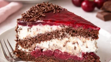 Stracciatella Kirsch Torte mit Schokoladensplittern und Kirschen