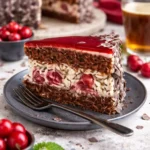 Stracciatella-Kirsch-Torte mit Schokoladenstückchen und Kirschen