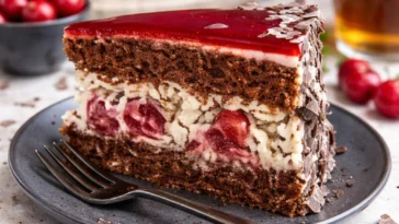 Stracciatella-Kirsch-Torte mit Schokoladenstückchen und Kirschen