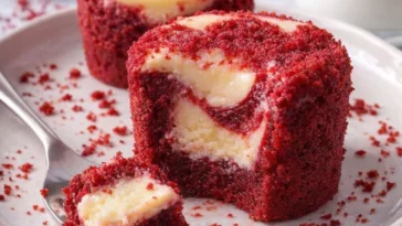 Süße Rote Samt Brownies auf einem Teller, dekoriert mit Schokoladenglasur